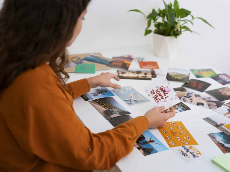 Copias Fotográficas para Aficionados 5 chica viendo fotos