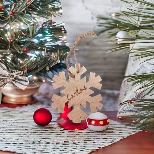 adorno de navidad con forma de copo de nieve en madera