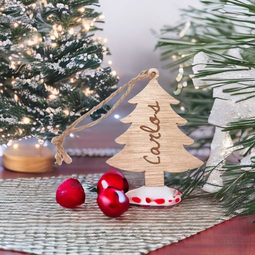 adorno de navidad con forma de árbol en madera